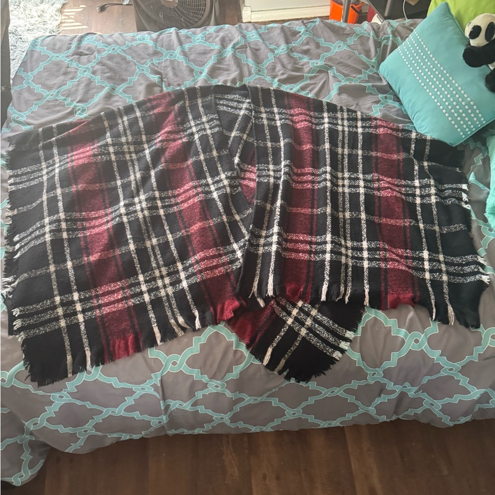 NWOT❤️MAURICES❤️ Oversized Poncho Style Sweater Black, Burgundy, White Plaid - Picture 5 of 9